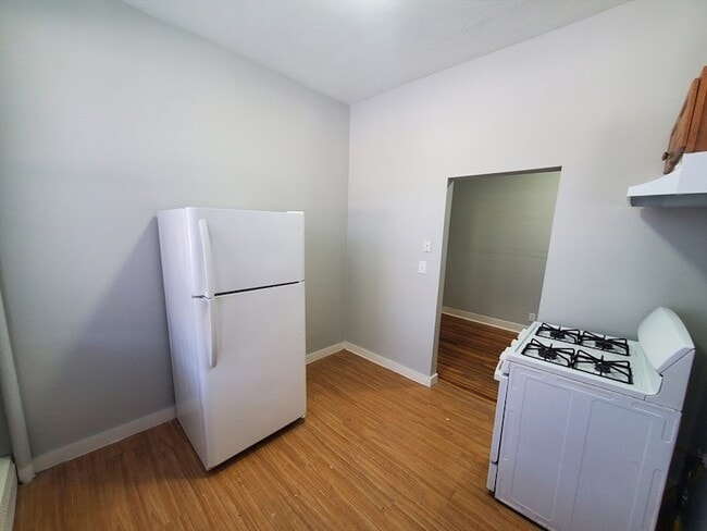 Building Photo - 10 Abbotsford St