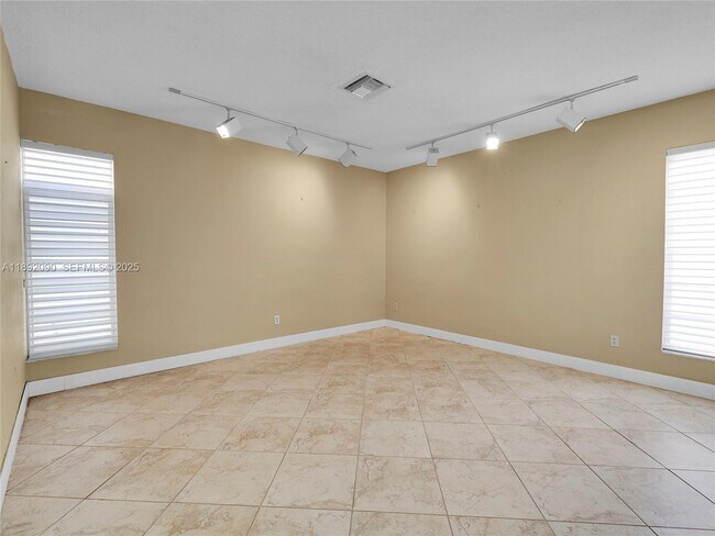 Building Photo - 1109 Biarritz Dr