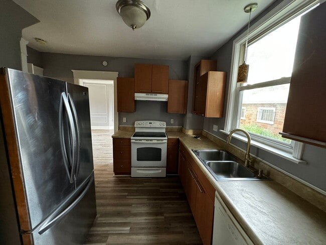 Building Photo - Charming 3 Bed, 1 Bath House for Rent in C...