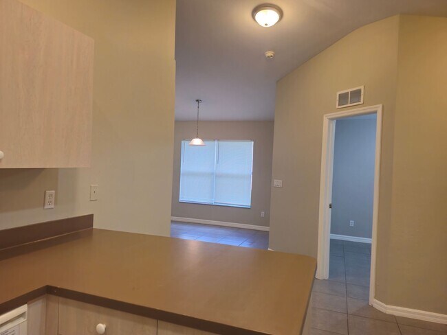 Building Photo - Cute 2 bedroom with a den 2 bathrooms and ...