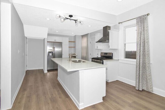 Building Photo - Classic Remodeled Townhome in Windsor Park