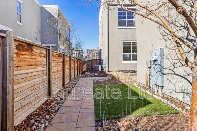 Building Photo - 5438 Valentia St