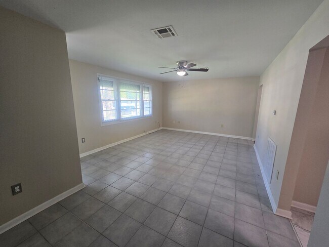 Building Photo - Single Family Home 6 Bedroom 2 Baths