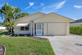 Building Photo - 2 Bedroom 2 bath Pool Home in Naples park