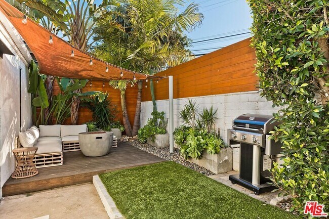 Building Photo - 810 Commonwealth Ave