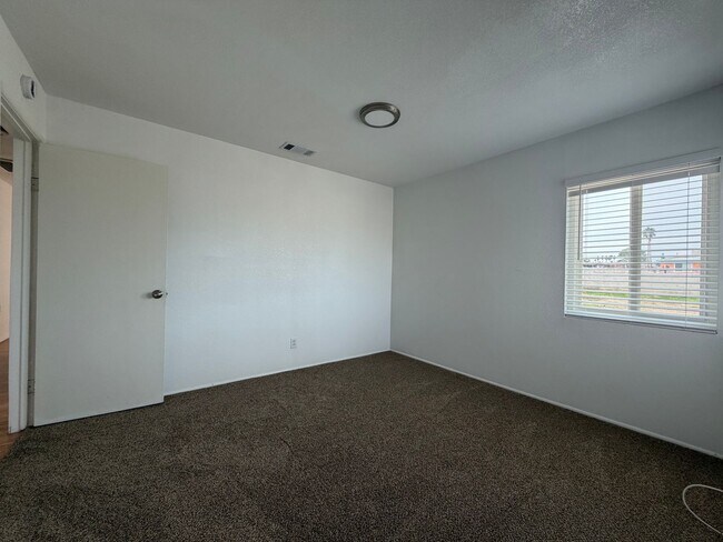 Building Photo - NEW LISTING!! 3 Bedroom 1.5 Bathroom House with Huge Yard, Central Heat & Air!