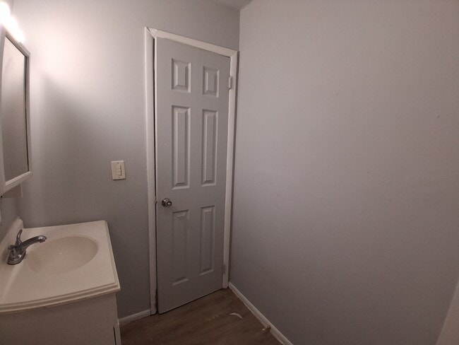 Building Photo - 804 Knollcrest-