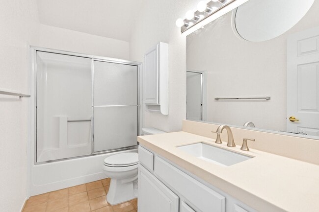 Building Photo - Bright 2 Bedroom 1.5 Bath Condo with Priva...