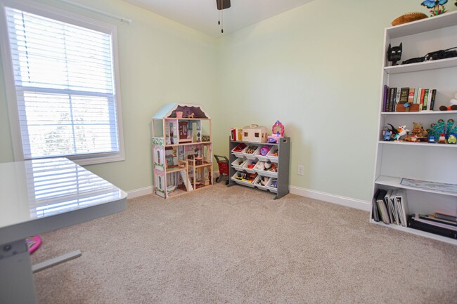 Building Photo - Pet Friendly Three Bedroom!