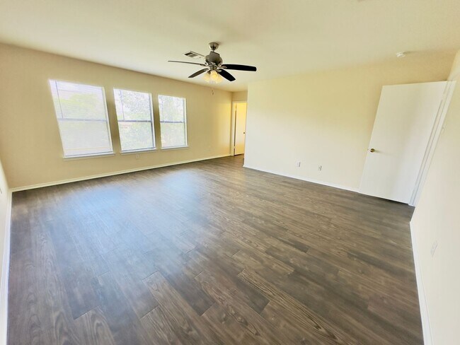 Building Photo - Spacious 4-Bedroom Home in Westwood – Lean...