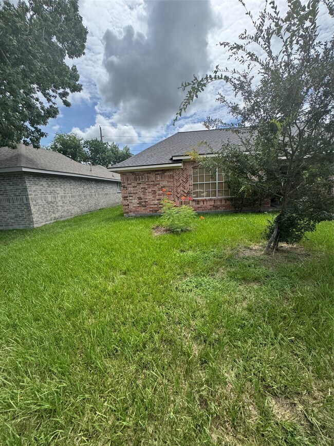 Building Photo - 11922 Sulphur Springs Dr