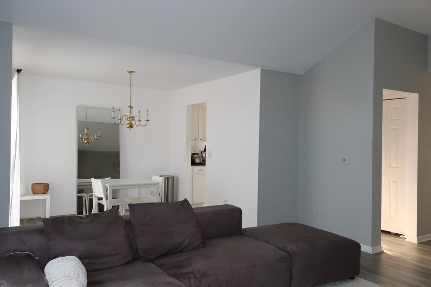 Building Photo - 16468 Radison Dr