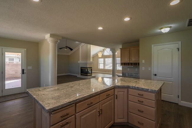 Building Photo - Spacious 6 Bedroom Home with a Balcony!