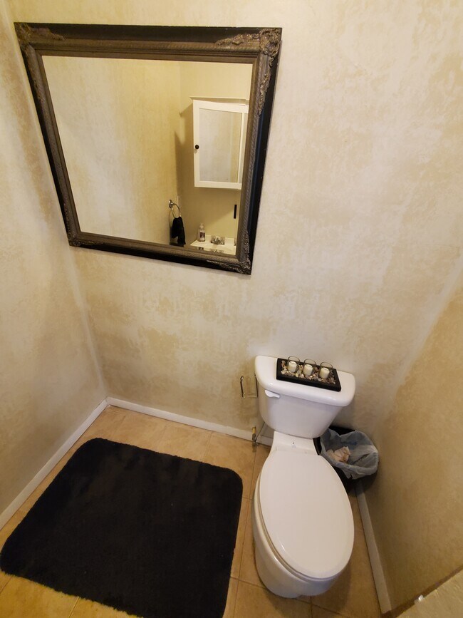 Building Photo - 2909 Montrose Ave