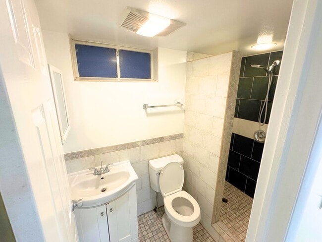 Building Photo - 1606HE