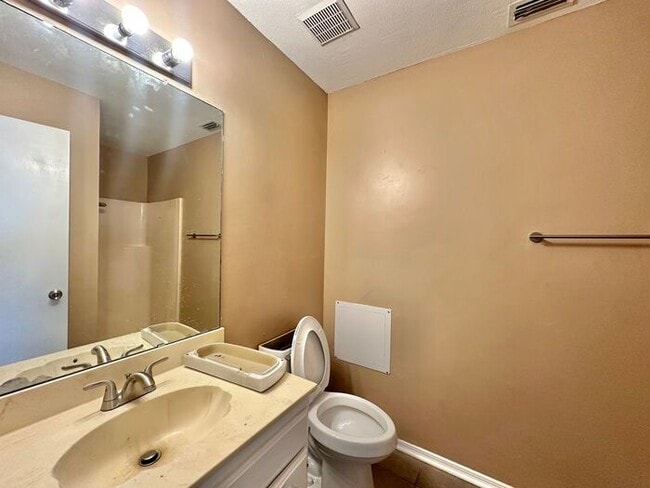 Building Photo - Available Now! Newly Updated 3/2 in Flint!