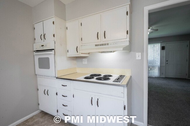 Building Photo - "Charming 3-Bedroom Home with 1451 Sq Ft of Comfort in Indianapolis!"