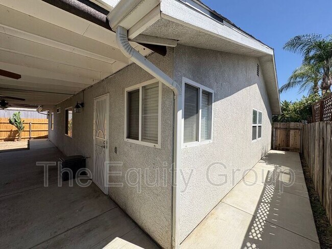 Building Photo - 744 W Buena Vista Ave