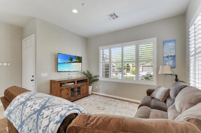 Building Photo - 10601 E Meadowhill Dr