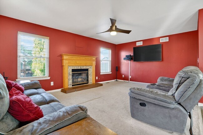 Building Photo - Spacious 4BR House in Oswego