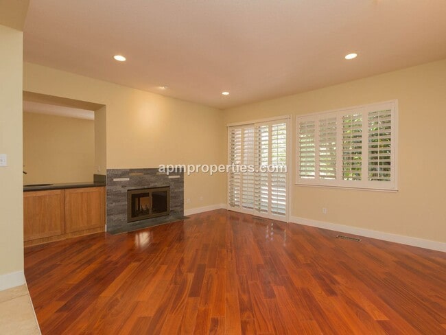 Building Photo - Extraordinary 3 Bedroom, 3 bath Canyon Lakes Golf Course Home!