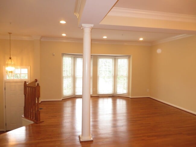 Building Photo - Beautiful 3-level colonial-style town home...