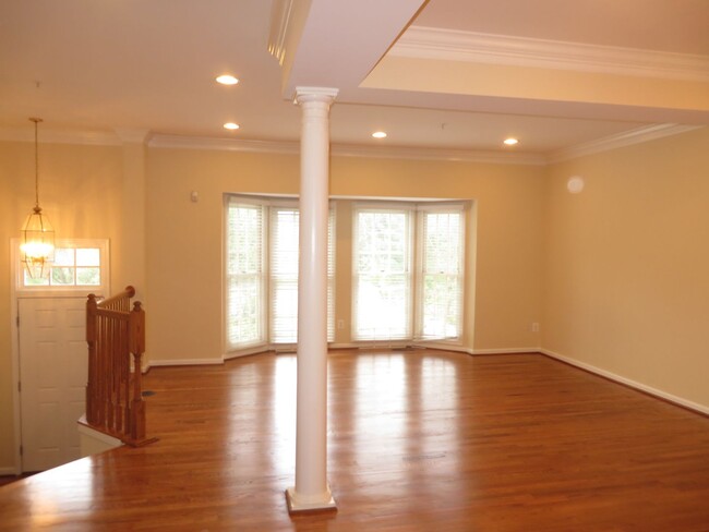 Building Photo - Beautiful Townhome - Vienna