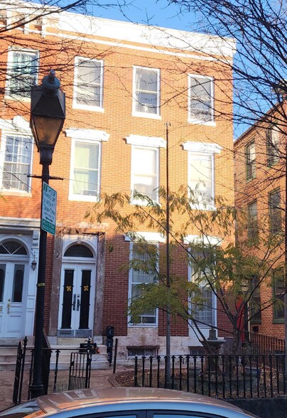 Building Photo - 818 Hollins St