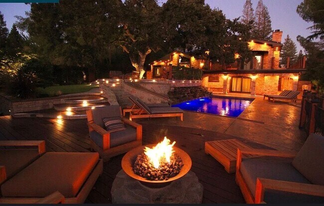 Building Photo - 6 Bed 4 Bath In Alamo