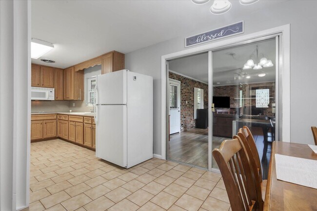 Building Photo - 1917 Sharon Rd