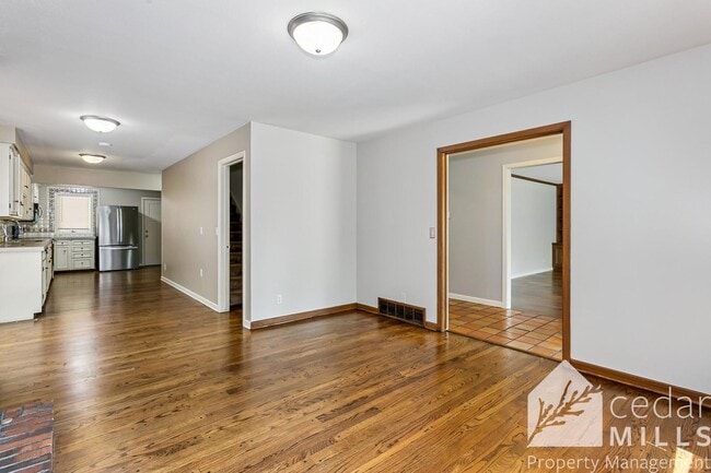 Building Photo - 125 S Oakwood St