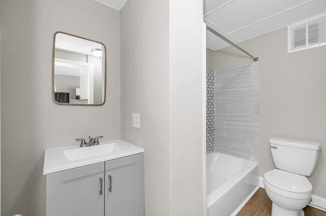 Building Photo - 50 1/2 Common St