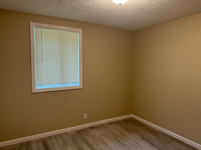 Building Photo - 2 bedroom, 1 bath