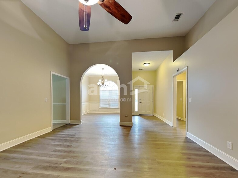 Building Photo - 409 Roberts Way