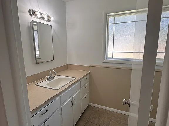 Building Photo - "Charming 3-Bedroom Retreat with Cozy Fireplace in Winston - 1,839 Sq Ft of Comfort!"