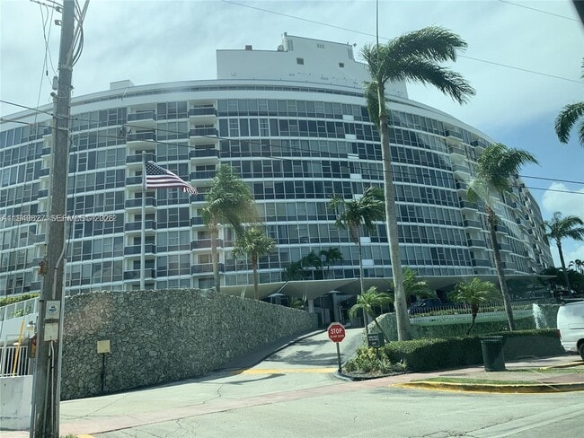 Building Photo - 900 Bay Dr