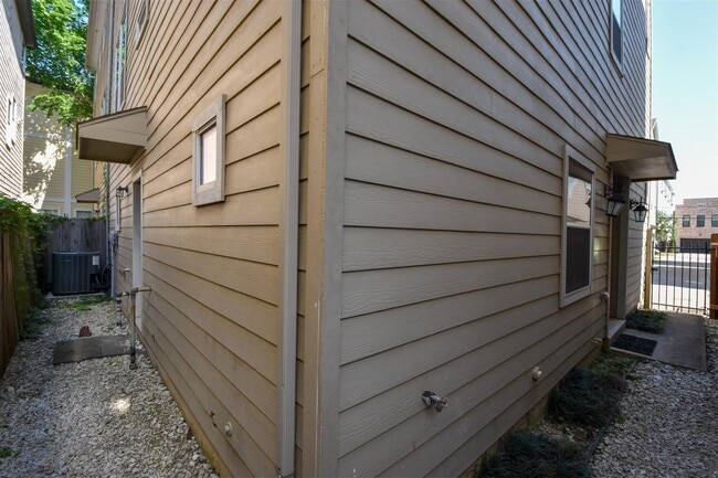 Building Photo - 1141 W 24th St