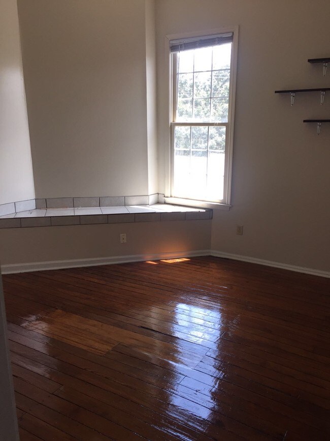 Building Photo - 413 E 38th St