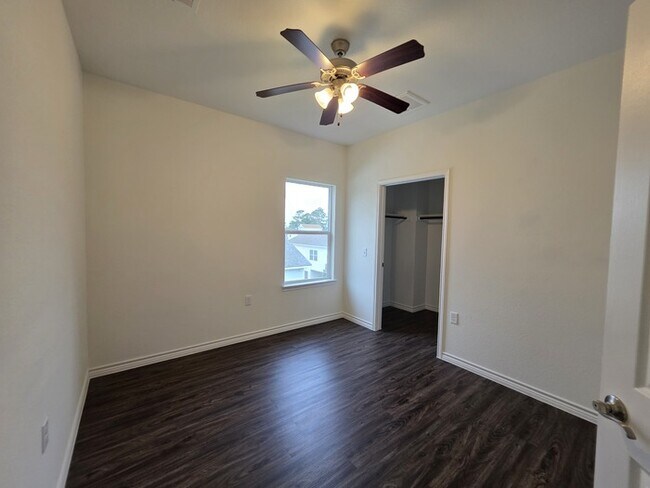 Building Photo - 6110 White Oak Dr