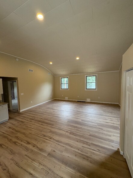 Building Photo - 1100 Valley Club Rd