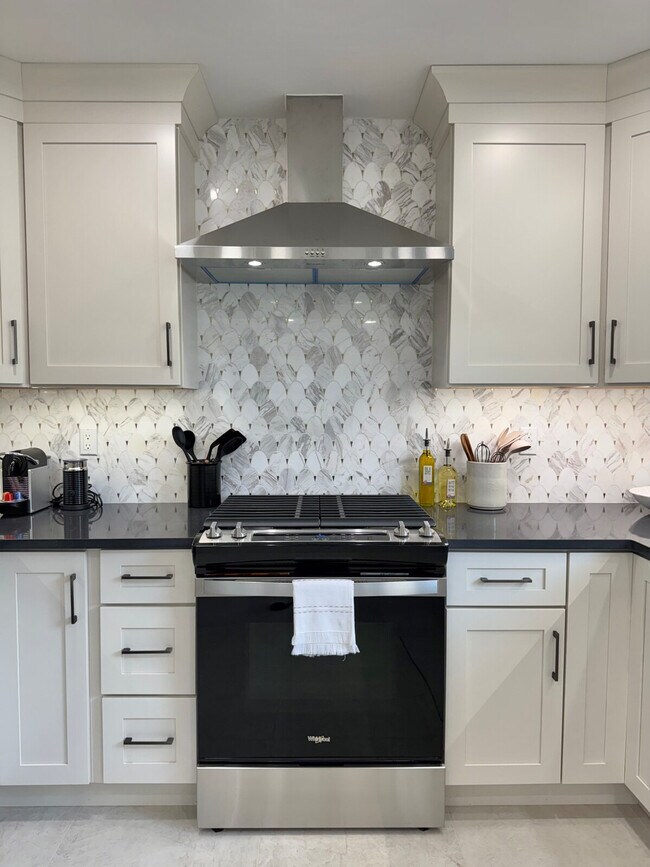 Building Photo - 240 Norgrove Ave