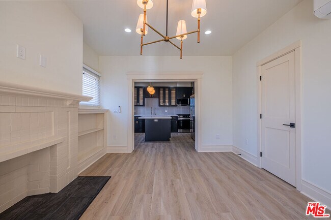 Building Photo - 216 N Catalina Ave