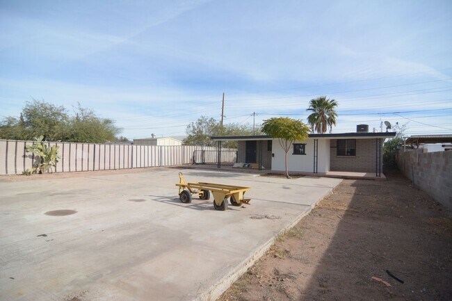 Building Photo - Charming 2 Bedroom 1 Bath Home! Great South Tucson Location!