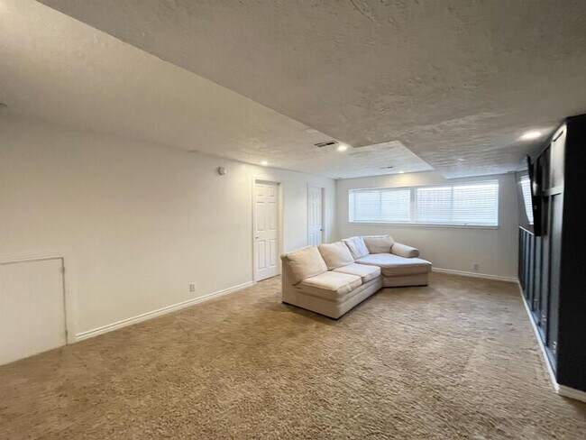 Building Photo - 11301 Sandy Ridge Dr