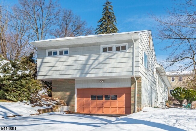 Building Photo - 18 Devon Dr