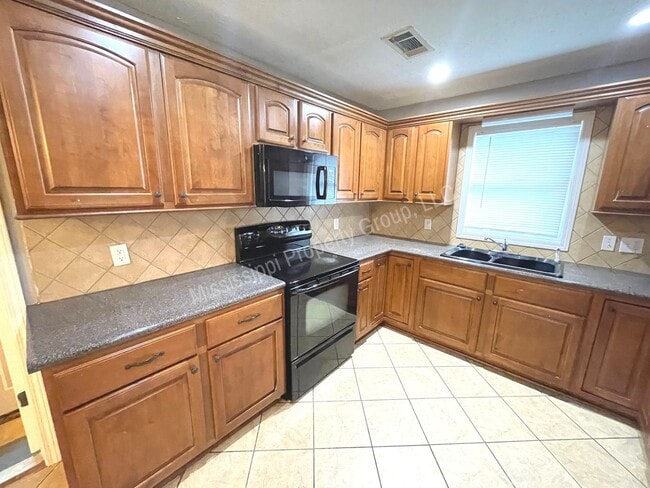 Building Photo - 4BR/2BA Home