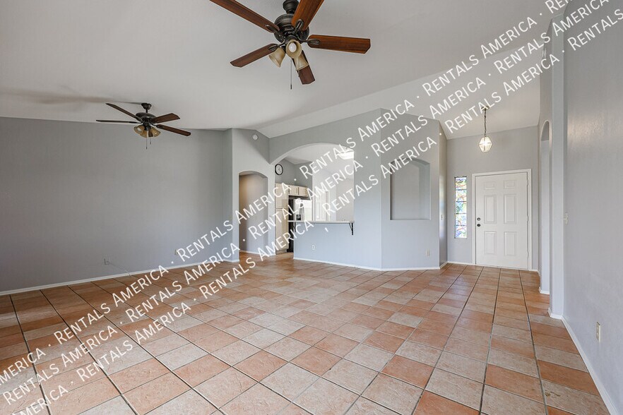 Building Photo - 5515 E Farmdale Ave