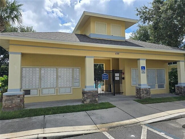 Building Photo - Beautiful End-Unit Townhome in Gated Eilan...