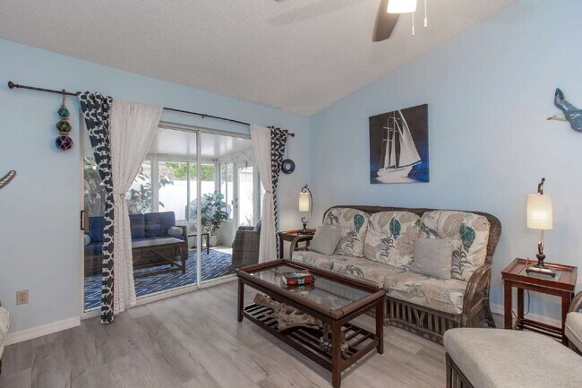 Building Photo - This tasteful decorated home features 3 be...