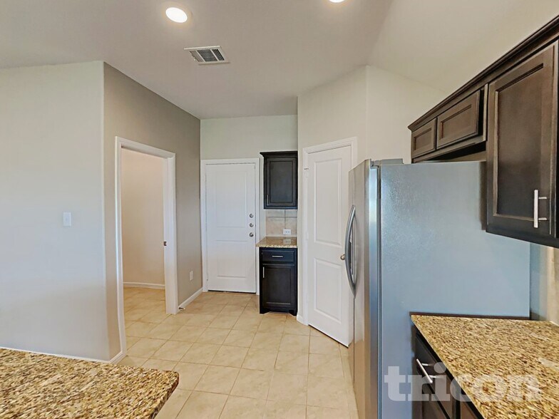 Building Photo - 304 Foxhunter St